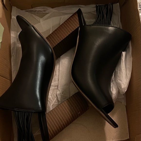 Francesca’s Black Peep Toe Heels in Size 7.5 - Block heel super cool shoes! - Picture 3 of 12